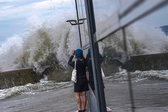 Hong Kong sẽ ban hành luật cấm livestream 'săn bão'