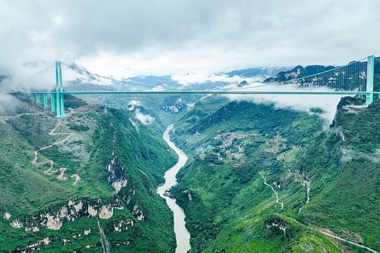 Cây cầu cao nhất thế giới ở Trung Quốc được xây như thế nào