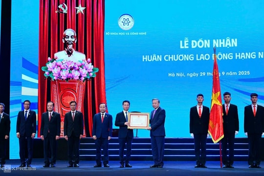 Bộ Khoa học và Công nghệ nhận Huân chương Lao động hạng Nhất