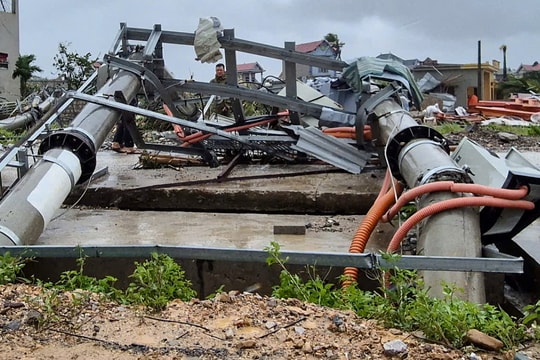 Hàng loạt trụ điện, viễn thông gãy đổ sau bão Bualoi