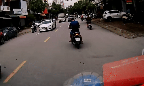 Người đàn ông dừng xe giữa đường để nhặt tiền