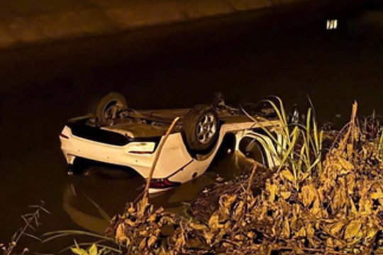 Ôtô lật ngửa dưới mương, một người tử vong