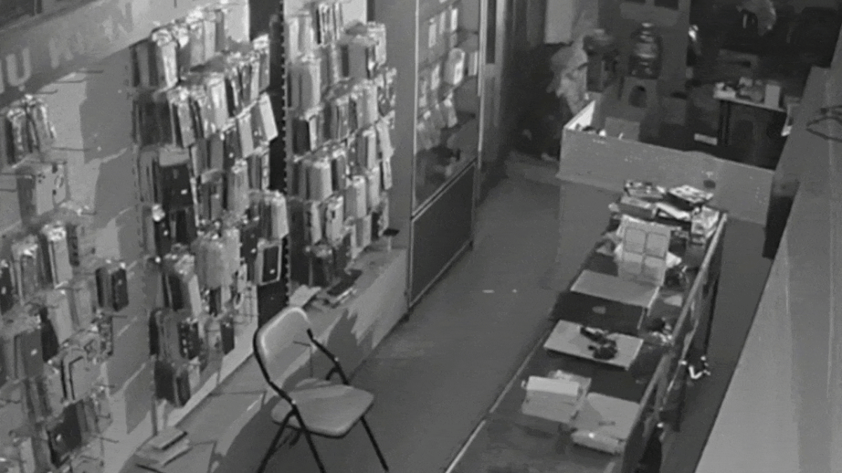 Camera ghi cảnh trộm 2 lần trùm đầu đột nhập tiệm điện thoại