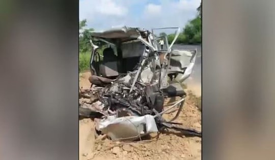 Xe buýt đâm trực diện ô tô, 5 người tử vong