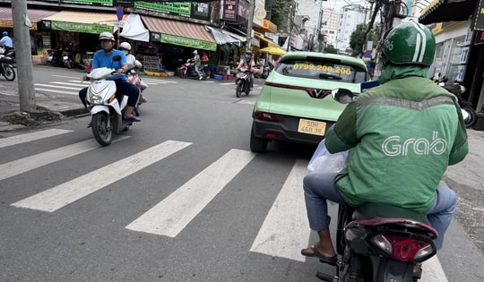 Chạy chục km chỉ nhận được hơn 20.000 đồng, nhiều tài xế Grab than khổ, muốn bỏ nghề