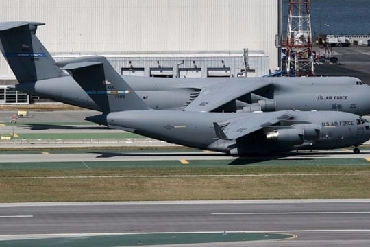 Máy bay quân sự lớn nhất thế giới có thể chở theo phi đội chiến đấu cơ