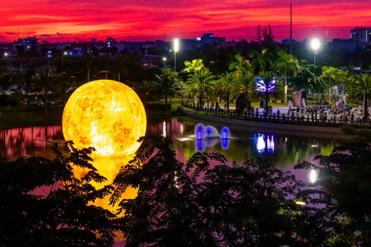Đón Trung Thu, săn ảnh cùng 'Siêu Trăng' 10 m tại Nam Long II Central Lake