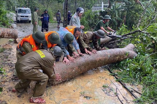 Các lực lượng 'căng mình' cứu hộ, giúp dân khắc phục hậu quả mưa bão