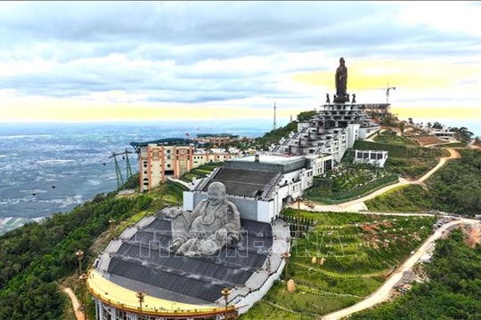 Tạm dừng hoạt động leo núi Bà Đen do mưa bão