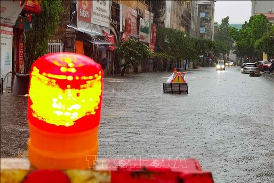 Ảnh hưởng bão số 10: Cảnh báo dông sét, mưa đá và mưa lớn cục bộ tại nội thành Hà Nội