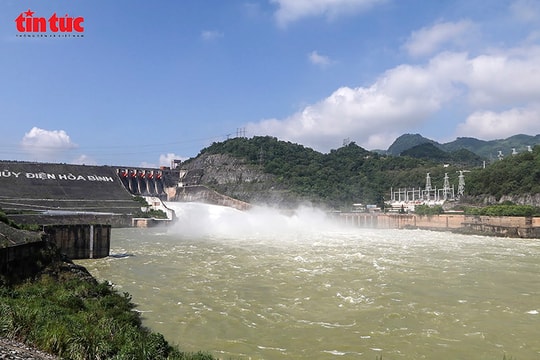 Hai hồ thủy điện lớn trên sông Hồng phải xả đáy khẩn cấp do mưa lũ dồn dập