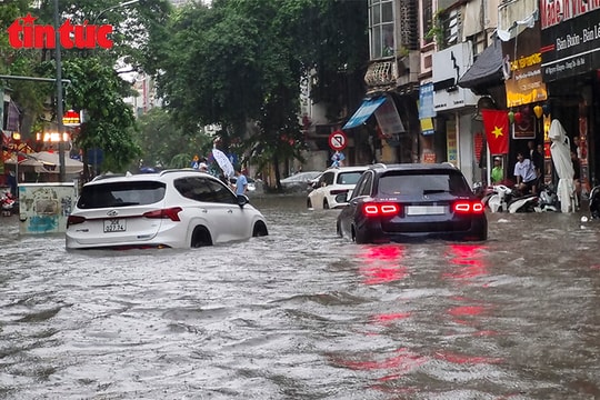 Hà Nội nhiều điểm ngập sâu do mưa lớn, giao thông ùn tắc