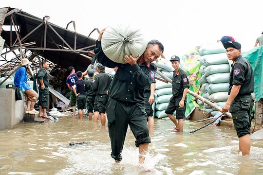 Lực lượng cảnh sát đồng loạt ra quân, cùng nhân dân khắc phục hậu quả thiên tai