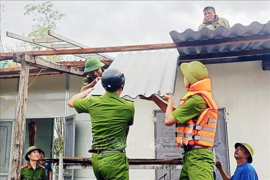 Thủ tướng Chính phủ yêu cầu khẩn trương hỗ trợ nhân dân khắc phục hậu quả bão số 10 và mưa lũ