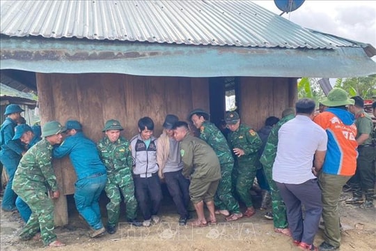 Đà Nẵng: Di chuyển nguyên trạng khẩn cấp 7 ngôi nhà ra khỏi vùng sạt lở núi