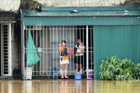 Khẩn cấp tiếp tế, cứu hộ người dân bị lũ cô lập do mưa lũ