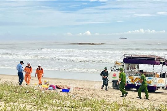 Ảnh hưởng bão số 10: Xác định danh tính 2 thi thể trong vụ chìm tàu cá tại Quảng Trị