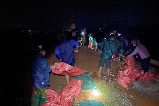Công an Thanh Hóa xuyên đêm khắc phục sự cố đê, bảo đảm an toàn cho nhân dân