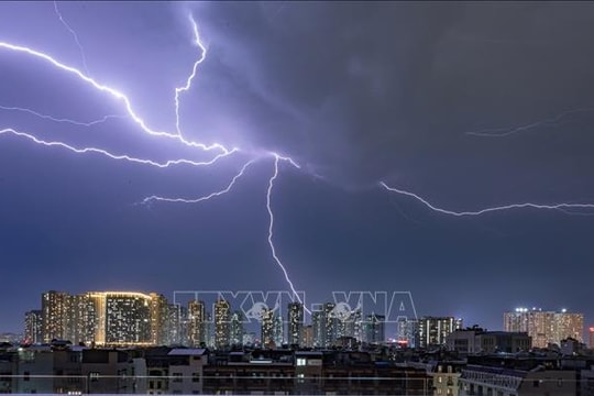 Cảnh báo mưa dông kèm lốc sét, cục bộ mưa lớn tại nội thành Hà Nội