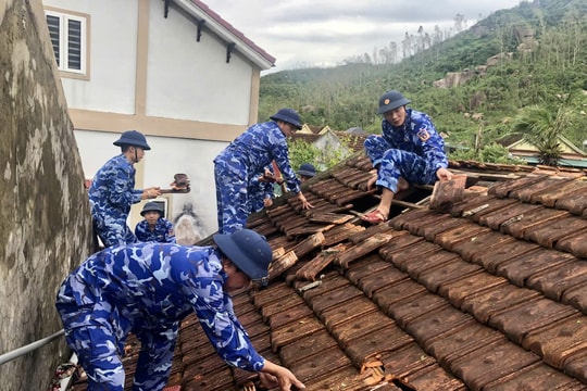 Cảnh sát biển tích cực giúp dân khắc phục hậu quả bão Bualoi