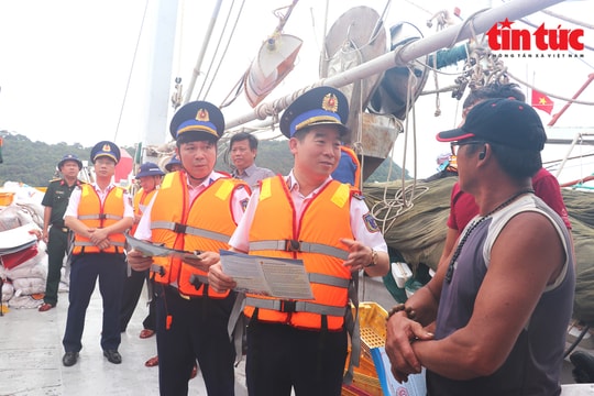 Giám sát tàu cá lắp đặt thiết bị giám sát hành trình, quyết tâm gỡ thẻ vàng IUU