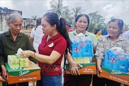 Hội Chữ thập đỏ Việt Nam cứu trợ khẩn cấp người dân vùng bị ảnh hưởng do bão số 10