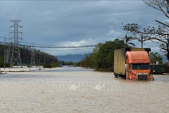 Quốc lộ 1A qua Hà Tĩnh bị chia cắt vì nước sông dâng cao