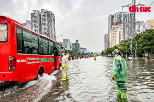 Cảnh sát giao thông Hà Nội chủ động ứng phó trong bão số 10