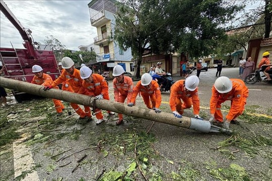 Ảnh hưởng bão số 10: Hơn 2,67 triệu khách hàng có điện trở lại