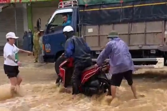 Mộc Châu nước xối xả đổ từ sườn đồi, du khách hủy tour chờ ngày nắng đẹp