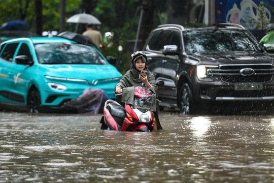 Đường Hà Nội ngập sâu, dân công sở vật lộn đi làm rồi bất lực quay về