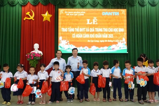 Tặng thẻ Bảo hiểm y tế và quà Trung thu đến học sinh khó khăn tỉnh Tây Ninh