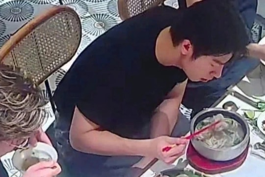 Hứa Quang Hán và loạt sao mê món cuốn, phở Việt, nửa đêm vẫn đi ăn