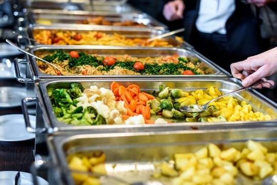 Trung Quốc: Khách ăn buffet bị bắt quả tang lấy hải sản, bò tươi mang về