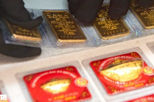 Giá bán vàng sát 138 triệu đồng/lượng, chuyên gia đưa lời khuyên đắt giá