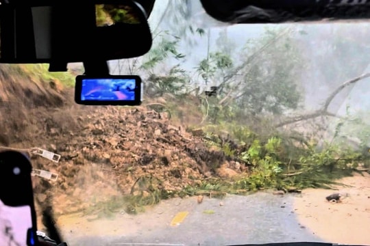 Nhóm du khách Australia kể phút thoát chết trong gang tấc ở đèo Khau Phạ