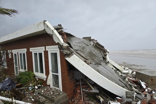 Khu nghỉ, nhà hàng ven biển tan hoang sau bão