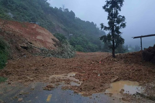 Nhiều khách mắc kẹt ở Sa Pa vì sạt lở