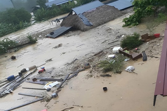 Người dân vùng cao bất ngờ vì lũ về quá nhanh