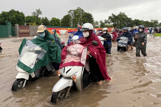 Người Thủ đô vật lộn đưa con đi học, đi làm trong mưa lớn