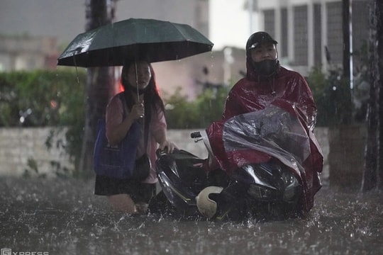 Mắc kẹt giữa đường, ngủ lại chỗ làm vì ngập