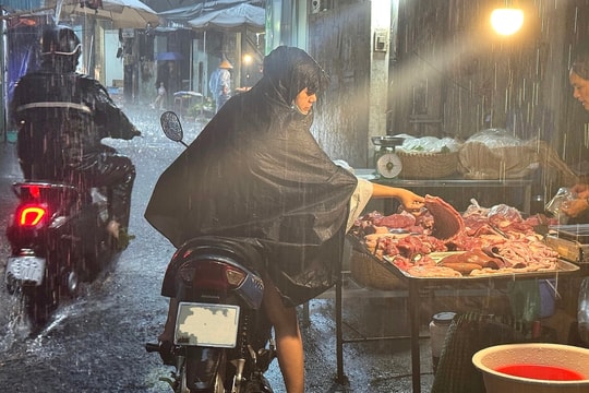 Hàng quán đóng cửa, xoay xở tránh mưa ngập vì bão Bualoi