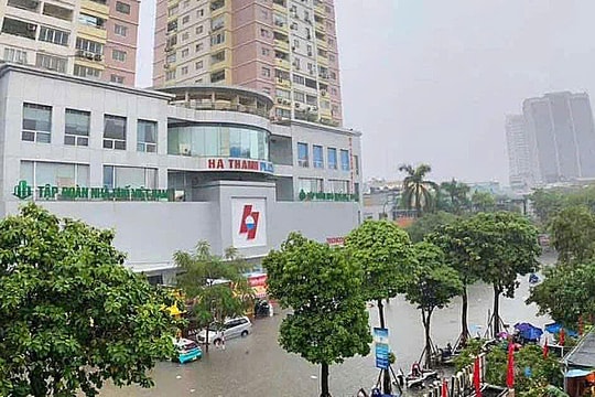Nước ngập bủa vây, bệnh viện Hà Nội dừng tiếp nhận bệnh nhân