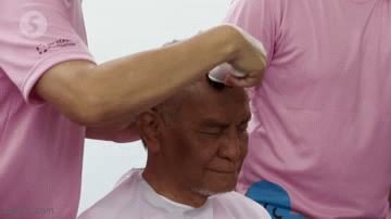 Bộ trưởng Y tế Malaysia cạo đầu ủng hộ bệnh nhân ung thư