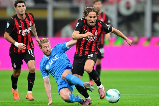 Conte cảnh báo De Bruyne vì tỏ thái độ khi rời sân