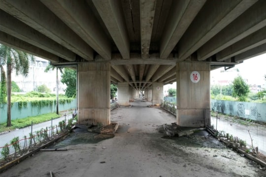 Có nên tận dụng gầm cầu làm bãi giữ xe ở TP HCM?