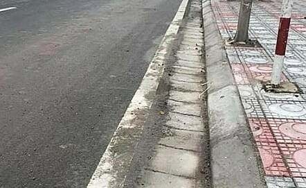 Đỗ xe cách 0,25 m tính theo vạch sơn hay vỉa hè?