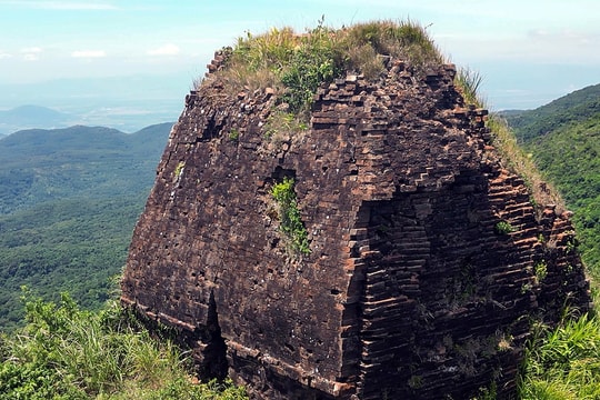 Bí ẩn tháp Chăm trên đỉnh núi 800 m