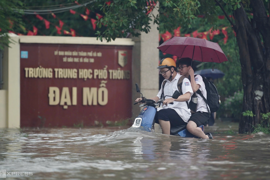 Học sinh ăn tối tại trường vì giao thông tê liệt