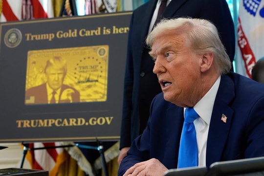 'Nhu cầu tăng vọt' sau khi ông Trump hạ giá thẻ vàng nhập cư